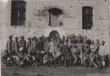 Quelque part dans les Balkans
Photo de groupe à la fin d'un culte protestant devant une Eglise grecque bombardée : soldats malgaches, français et tahitiens autour des aumôniers Lafont et Dartigue - s. d