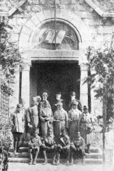 Soldats devant le temple protestant d'Antibes, 27 avril 1919, avec les pasteur L. Sautter, Z. Arnal et E. Lenoir